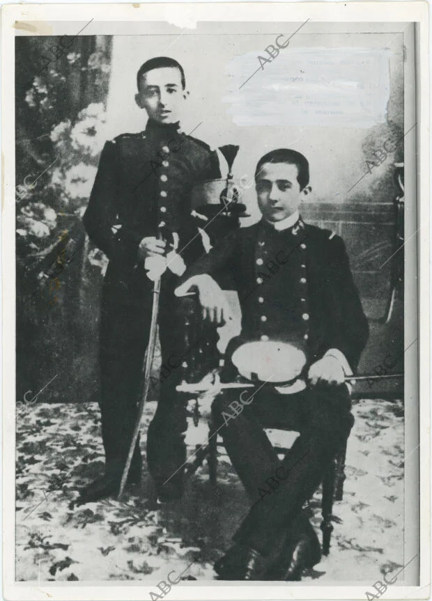 Francisco Franco con el uniforme de infantería, posa al lado de su hermano...