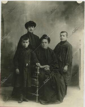 Carmen Alonso Marchante (centro), y Remedios Nadal Alonso (de pie), madre e...