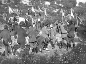 Su Majestad el Rey y sus acompañantes en la excursión cinegética, antes de...