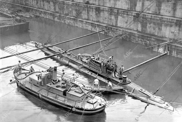 Momento de sacar a flote el submarino francés "Algerien" que se ha ido a pique...
