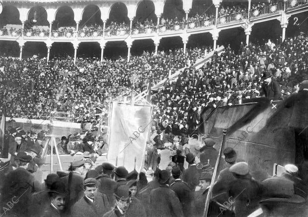 Aspecto de la plaza de Toros durante la celebración del Mitin