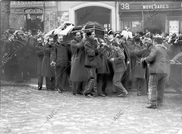 Momentos de sacar de la casa Mortuoria el Cadaver del almirante Sr. Beranger,...