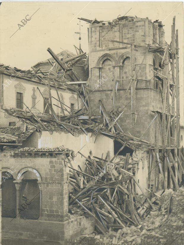 El andamio de la torre de San Esteban derrumbado por un ciclón, que también...