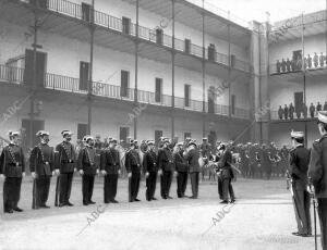 El acto de imponer las Cruces del Mérito Militar que les fueron concedidas a D....