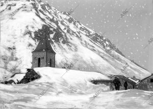 La aldea de Hospitalet en los Pirineos, durante la avalancha que Enterró en...