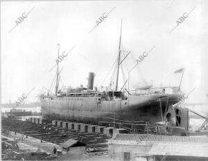 El Vapor "Leon Xiii", en el dique flotante del puerto de Barcelona