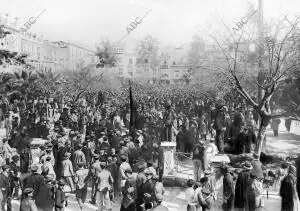 Manifestación en favor de los Obreros Despedidos del arsenal Organizándose en la...