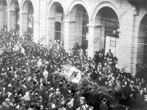 En la vía Farini el cortejo fúnebre Presidido por el Conde Turín en...