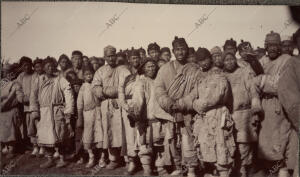 Los hambrientos chinos de Chien-tsu esperando el reparto de raciones en el campo