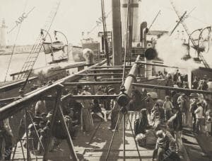 Los emigrantes sobre la cubierta del vapor "Heliópolis"