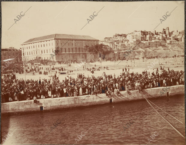 Aspectos del muelle de Heredia durante el embarque de los emigrantes