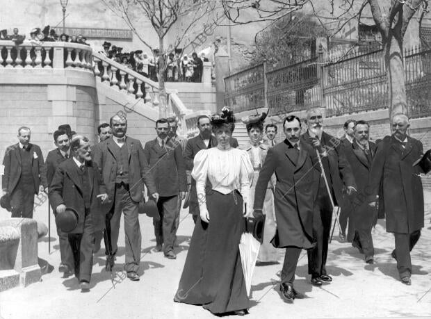 La Reina doña Cristina Visitando el asilo de la misericordia con su séquito y...