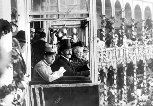 De izquierda A derecha Ss.Aa.Rr. los Infantes don Raniero, don Carlos, doña...