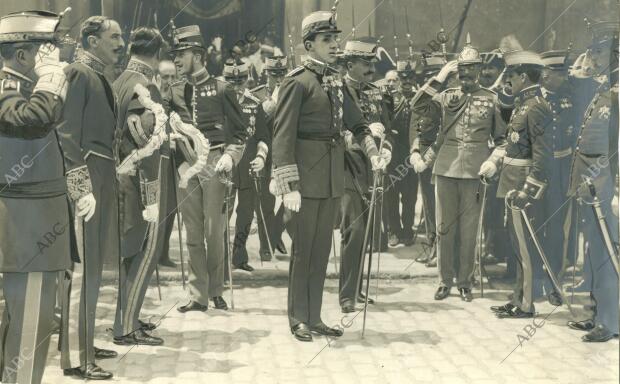 S.M. El Rey y su séquito presenciando el desfile del batallón de Wad Ras al...