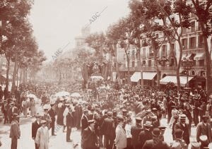 Aspecto de la rambla Catalana al paso de la comitiva de la cual Formaban parte...