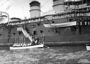 S.M. el Rey don Alfonso Xiii al salir de su visita al Crucero (León Gambetta)...