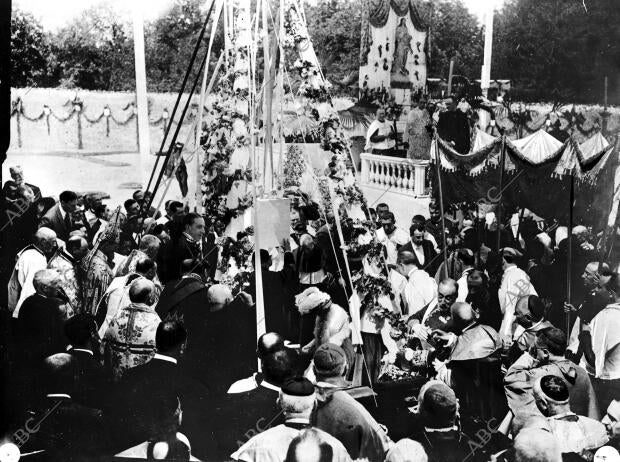 Ss.Mm. los Reyes don Alfonso, doña victoria Eugenia y doña María Cristina, en el...