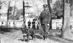 Concurso de Perros Policías que se Inició en el campo de marte de París y...