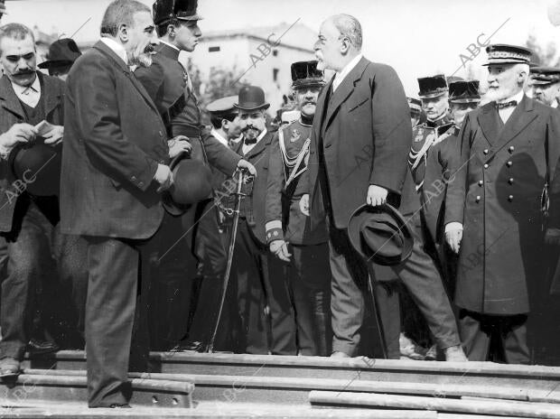 El alcalde de Manresa Saludando A S. M. en la estación del ferrocarril