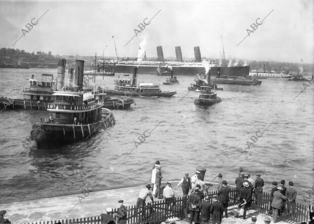 Llegada del transatlántico Inglés " Lusitania" al puerto de nueva York
