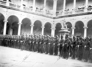 Los Alumnos del nuevo ingreso Formados en el patio del alcázar