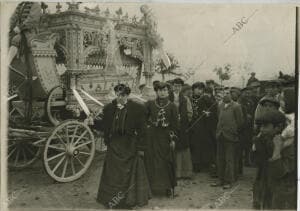 En la imagen, la llegada de la comitiva al cementerio