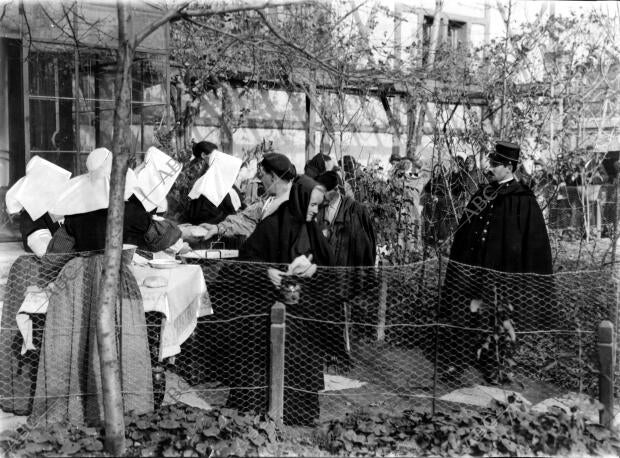 Reparto de comida A los Pobres por cuenta de S.M. la Reina doña María Cristina