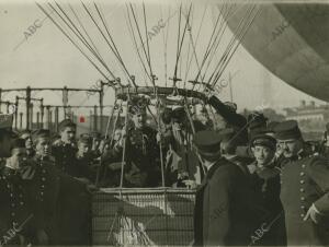 D. Alfredo Kindelán junto al Duque de Medinaceli, antes de su ascensión en el...