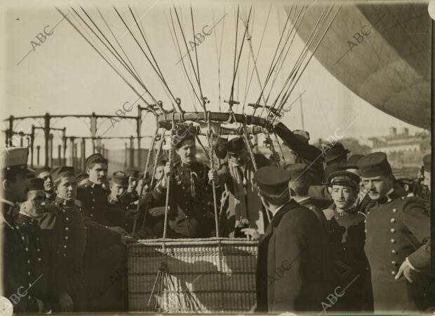 D. Alfredo Kindelán junto al Duque de Medinaceli, antes de su ascensión en el...