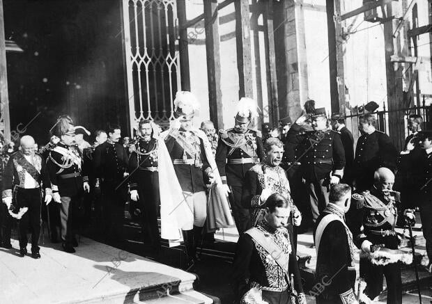 El rey Carlos I de Portugal y el príncipe Manuel saliendo del Te Deum