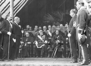 Alfonso Xiii acompañado del presidente del gobierno y del cardenal Casañas