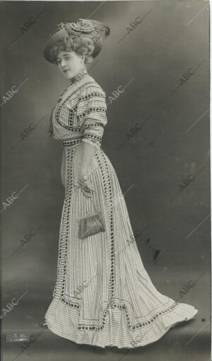 Vestido de seda Liberty blanco verdoso, con cenefas, adornadas con galones de...