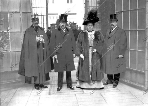Mr. Pichon (X) y su Señora Acompañados del capitán de artillería Marqués de...