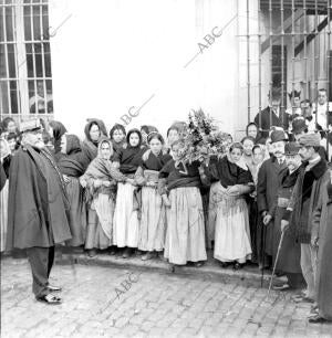 Grupo de Vendedoras de Legumbres de la plaza de la Cebada, que Ofrecieron un...