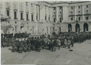 Los músicos militares de la guarnición tocando en la plaza de armas del Palacio...