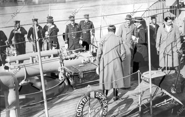S. M. el Rey (X) A bordo del caza Torpedo "Terror" en el cual Hizo el viaje...