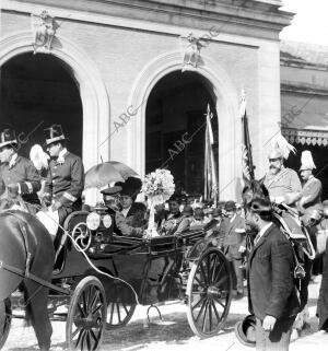 S. M. la Reina doña victoria al salir de la estación Acompañada por la duquesa...