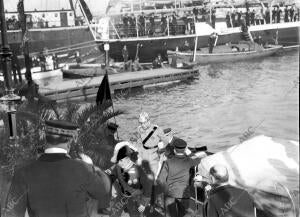 S.M. el Rey Desembarcando en la escalerilla del muelle de la Paz, al regresar de...