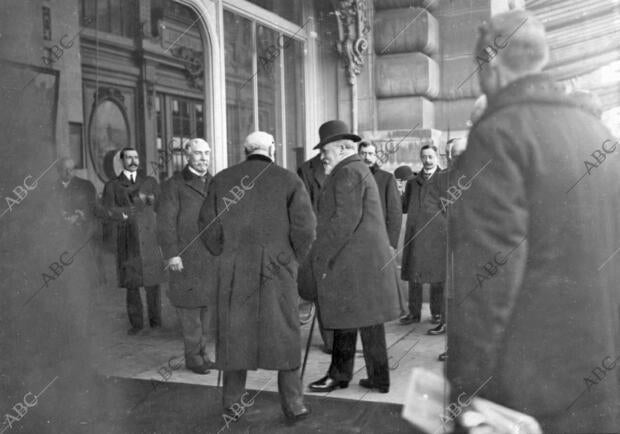 El Rey Eduardo de Inglaterra (X) Entrando en la estación del Quai D'Orsay, para...