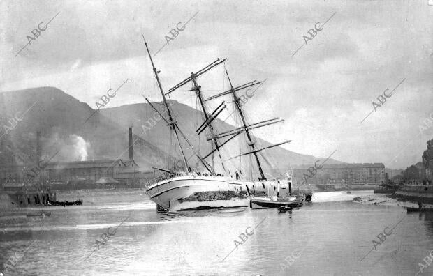 La Barca Francesa "Dupleix" varada en la desembocadura del Cadagua, después del...