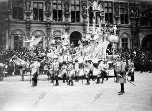 Paris. La cabalgata de Mi-Careme. El carro de la Reina de las Reinas