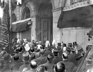 Momento de Abrirse la puerta de la casa del Marqués de Monistrol, después del...