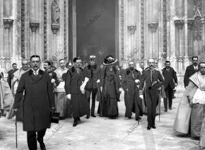 Ss.Mm. los Reyes al salir anteayer de su visita A la catedral