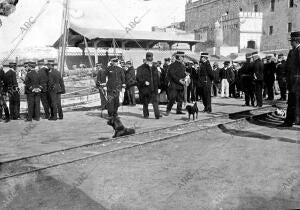 Generales Jefes y Oficiales en el muelle Despidiendo A las Tropas que Salían...