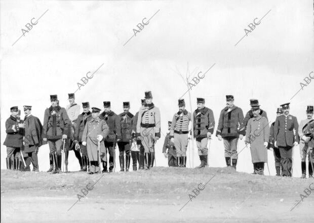 (3) S.A. el infante don Fernando, con sus Ayudantes y Séquito, Presenciando las...