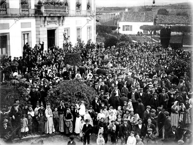 El pueblo en manifestación ante la casa Consistorial, para solicitar la...