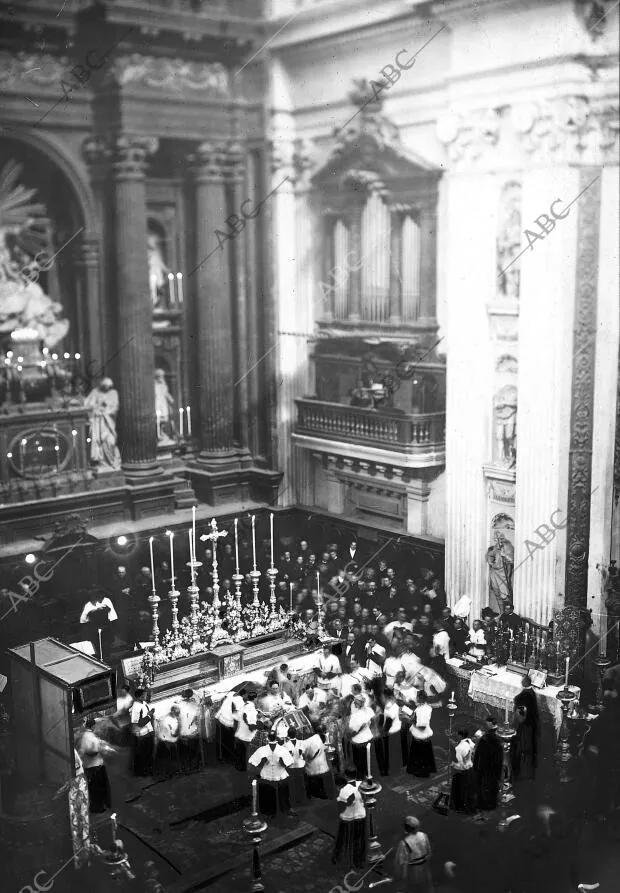 Consagración del obispo de Almería, don Vicente Casanova, en la iglesia catedral