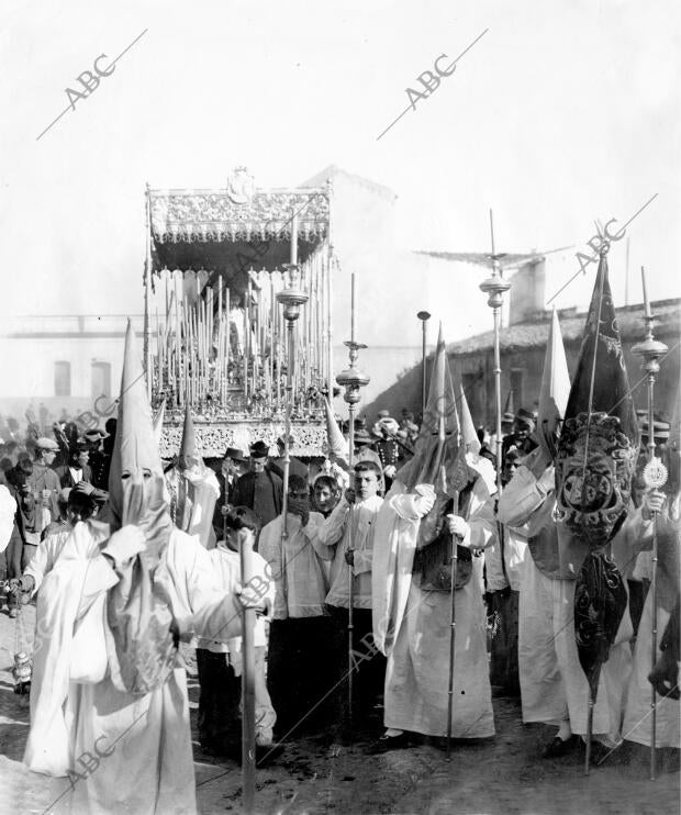 La Semana Santa en Sevilla. Procesión del Domingo de Ramos. EL paso de la Virgen...