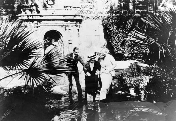 El Rey ayuda A una dama durante una fiesta en el alcázar de Sevilla