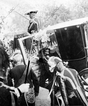 El monarca D. Manuel Ii Bajando de su carroza al llegar al edificio de las...